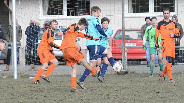 Schuss in die Lücke: Schondras Peter Leitsch (links) möchte den Ball vorbei an den Westheimern (von links) Marcel Nöth, Philipp Vierheilig und Torwart Leon Wahler platzieren. Rechts: Florian Heller. Foto: ssp