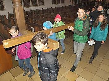 Die Jugendlichen trugen ein großes Holzkreuz. Foto: Manfred Welker