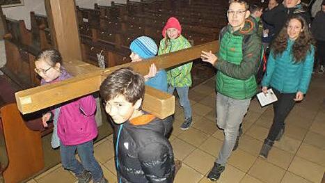 Die Jugendlichen trugen ein großes Holzkreuz. Foto: Manfred Welker