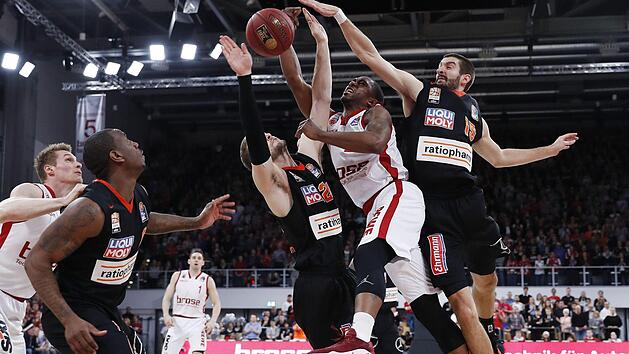 Die Ulmer Braydon Hobbs (r.) und Taylor Braun nehmen Jerel McNeal in die Zange. Links lauern Raymar Morgan und Leon Radosevic auf den Ball. Foto: sportpress