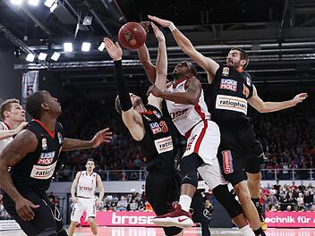 Die Ulmer Braydon Hobbs (r.) und Taylor Braun nehmen Jerel McNeal in die Zange. Links lauern Raymar Morgan und Leon Radosevic auf den Ball. Foto: sportpress