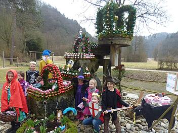 Die verkleideten Kinder v.l. Hannah Wolf, Daria Wolf, Mario Wrede, Noah Winkler, Eva Meinl, Leni Kuhn, Emil Kuhn und Marlen Wrede vor ihrem Märchen-Osterbrunnen Thomas Weichert