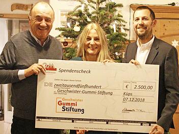 Für die Geschwister-Gummi-Stiftung nahm Regina Herath die Spende aus den Händen von Eduard Mühlherr und Peter Heinz entgegen. Foto: p