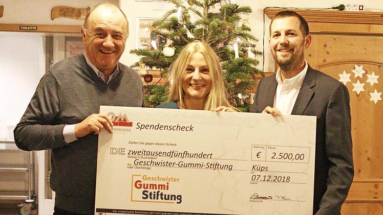 Für die Geschwister-Gummi-Stiftung nahm Regina Herath die Spende aus den Händen von Eduard Mühlherr und Peter Heinz entgegen. Foto: p