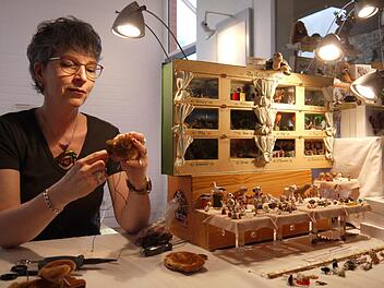 Scharfes Auge, ruhige Hand: Nur noch am heutigen Samstag kann man  im Museum der deutschen Spielzeugindustrie dabei zuschauen, wie Shirley Scheibehenne kleinste Teddys herstellt. - Foto: Berthold K&ouml;hler