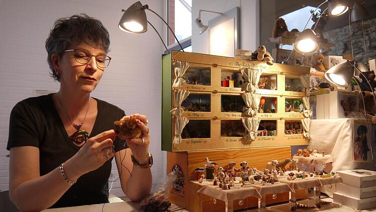 Scharfes Auge, ruhige Hand: Nur noch am heutigen Samstag kann man  im Museum der deutschen Spielzeugindustrie dabei zuschauen, wie Shirley Scheibehenne kleinste Teddys herstellt. - Foto: Berthold Köhler