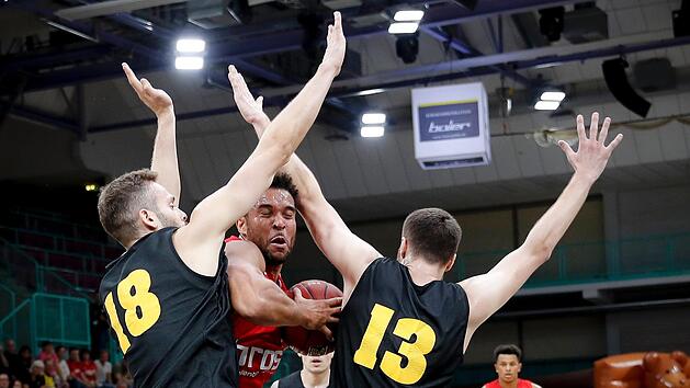 In der Vorbereitung auf diese Saison standen sich beide Teams zweimal gegen&uuml;ber. Nach dem Bamberger 79:76-Erfolg in Ludwigsburg Ende August revanchierten sich die Schwaben mit einem 93:82-Sieg beim Turnier in Bayreuth. Hier versperren Jonas Wohlfarth-Bottermann (l.) und Radji Caisin (r.) dem Bamberger Center Elias Harris den Weg zum Korb in der Oberfrankenhalle. Foto: Daniel L&ouml;b