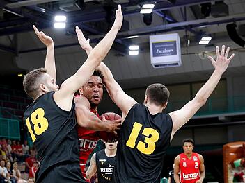 In der Vorbereitung auf diese Saison standen sich beide Teams zweimal gegenüber. Nach dem Bamberger 79:76-Erfolg in Ludwigsburg Ende August revanchierten sich die Schwaben mit einem 93:82-Sieg beim Turnier in Bayreuth. Hier versperren Jonas Wohlfarth-Bottermann (l.) und Radji Caisin (r.) dem Bamberger Center Elias Harris den Weg zum Korb in der Oberfrankenhalle. Foto: Daniel Löb