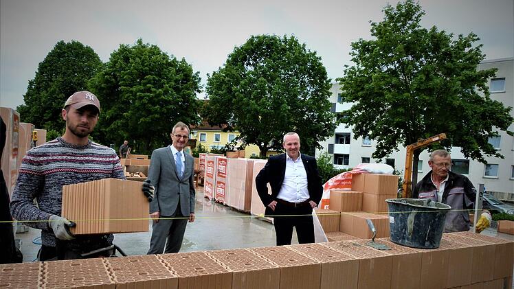 Parallel zum Norma-Bau wurde in diesen Tagen auch mit dem Neubau des Beratungscenters der Sparkasse Kulmbach-Kronach begonnen. Hier überzeugen sich Vorstand Harry Weiß (Zweiter von links) und Gebietsdirektor Ronny Metzner (Dritter von links), der künftig auch in der neuen Sparkassenfiliale verantwortlich ist, vom Fortgang der Arbeiten.Werner Reißaus