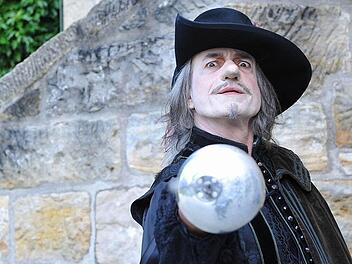 Eine  scharfe Klinge führt Cyrano (Thomas Straus) ab 7. Juli auf der Veste Coburg.  Foto: Andrea Kremper