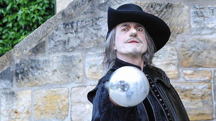 Eine  scharfe Klinge führt Cyrano (Thomas Straus) ab 7. Juli auf der Veste Coburg.  Foto: Andrea Kremper