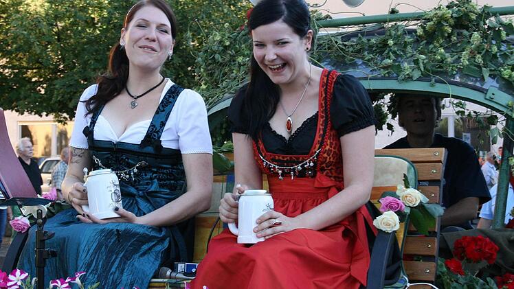 Frech und charmant: die Kirchweihpredigerinnen Heike Beck und Daniela Troll.  Fotos: Pfannes