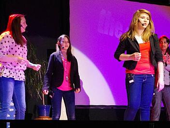 Die Hauptpersonen des Musicals sind (von links) Elisa Nuscher (Geigenspielerin Elisa), Loreen Dusold (Janinas Schwester Loreen), Janina Scheller (Janina) und Tabea Surenthiran (Mutter). Sie wussten in Kronach schauspielerisch und gesanglich zu überzeugen. Foto: Heike Schülein