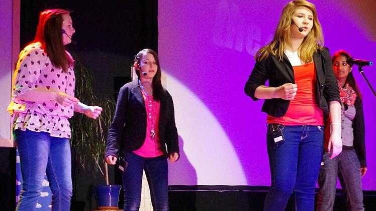 Die Hauptpersonen des Musicals sind (von links) Elisa Nuscher (Geigenspielerin Elisa), Loreen Dusold (Janinas Schwester Loreen), Janina Scheller (Janina) und Tabea Surenthiran (Mutter). Sie wussten in Kronach schauspielerisch und gesanglich zu überzeugen. Foto: Heike Schülein