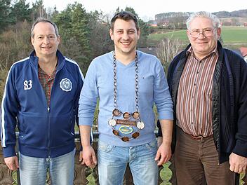 Stolz trägt Fischerkönig Daniel Grube die neue Königskette; Vorsitzender Ludwig Bühl (rechts) und sein Stellvertreter Karlheinz Weber (links) gratulierten.Foto: Roland Mayer