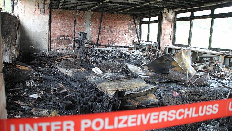 Die Polizei sucht nach der Ursache des Feuers in der Gößmannsreuther Schule. Foto: Jürgen Gärtner
