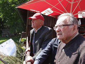 Altlandrat Gottfried Miller hatte die Idee und stellte Gelder für die neue Panoramatafel am Neustädter Haus zur Verfügung. Das Bild zeigt ihn mit Landrat Thomas Habermann. Foto: Marion Eckert