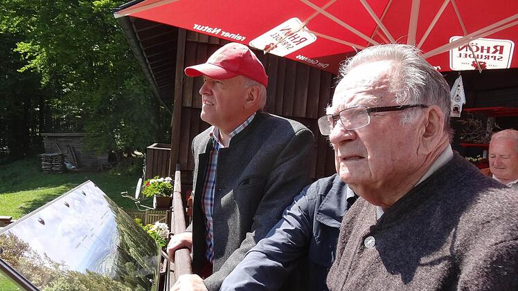 Altlandrat Gottfried Miller hatte die Idee und stellte Gelder für die neue Panoramatafel am Neustädter Haus zur Verfügung. Das Bild zeigt ihn mit Landrat Thomas Habermann. Foto: Marion Eckert