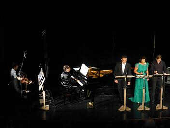 Luzian Krasznec, Felicitas Fuchs und Wolfgang Holzmair wurden begleitet von Semion Skigin, Feng Ning und Kian Soltani. Foto: Ahnert