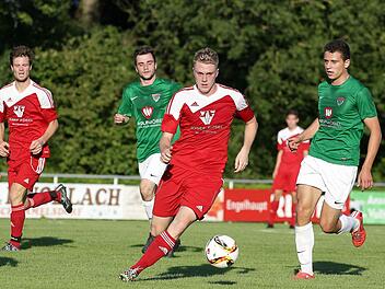 SVM-Torjäger Thomas Kamm (am Ball) kam in allen 22 Saisonspielen zum Einsatz. Er verließ die Memmelsdorfer aber in der Winterpause und wechselte zum FC Eintracht Bamberg. Foto: sportpress