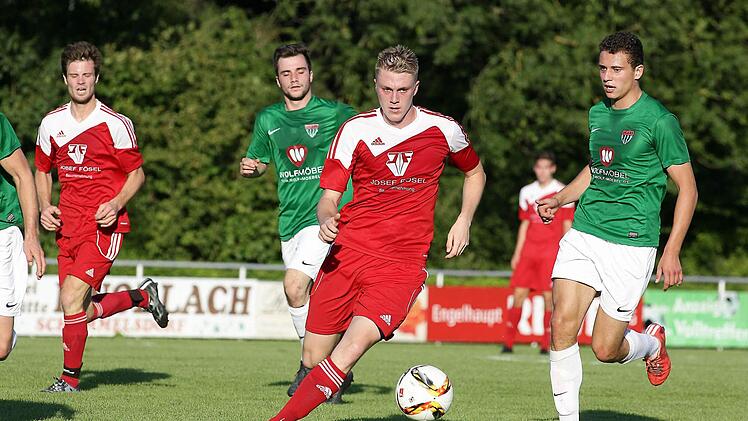 SVM-Torjäger Thomas Kamm (am Ball) kam in allen 22 Saisonspielen zum Einsatz. Er verließ die Memmelsdorfer aber in der Winterpause und wechselte zum FC Eintracht Bamberg. Foto: sportpress