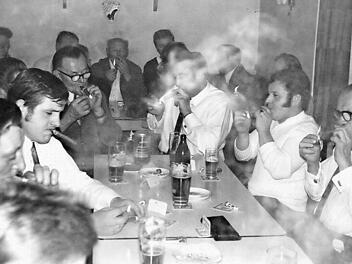 Paffen, was das Zeug hält beziehungsweise solange der Tabak glüht: Das Bild stammt von einem Wettbewerb in den 70er Jahren. Foto: p