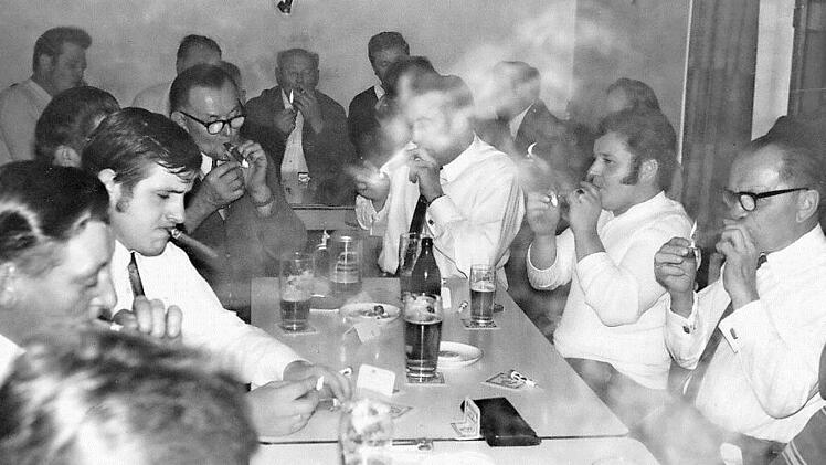 Paffen, was das Zeug hält beziehungsweise solange der Tabak glüht: Das Bild stammt von einem Wettbewerb in den 70er Jahren. Foto: p