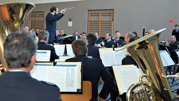 Das Bundespolizeiorchester München unter Leitung von Jos Zegers entließ die Absolventen mit der Carmen-Arie "Auf in den Kampf" in ihren Dienst. Foto: Sigismund von Dobschütz