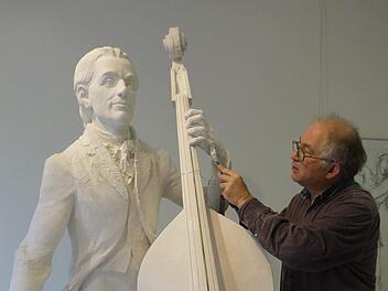 In seinem Atelier in Seßlach arbeitet der Bildhauer Andreas Krämmer an einem Gripsmodell seines Denkmals für den Komponisten und Kontrabassisten Johann Mattias Sperger. Die Skulptur soll Ende Juli gegenüber dem Barockschloss in Ludwigslust eingeweiht werden.Foto: Fee Girod