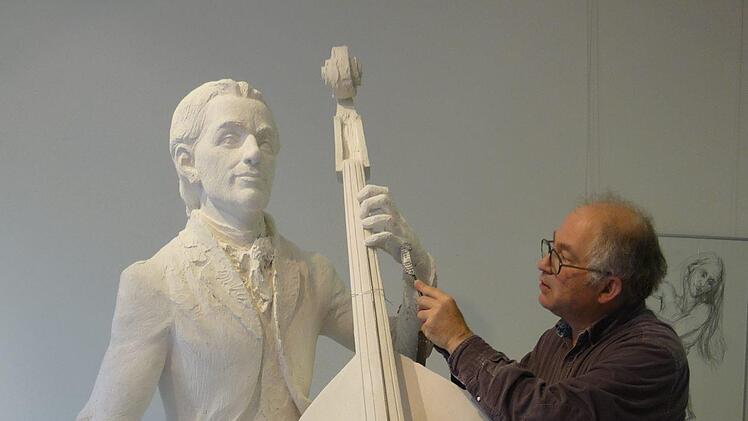 In seinem Atelier in Seßlach arbeitet der Bildhauer Andreas Krämmer an einem Gripsmodell seines Denkmals für den Komponisten und Kontrabassisten Johann Mattias Sperger. Die Skulptur soll Ende Juli gegenüber dem Barockschloss in Ludwigslust eingeweiht werden.Foto: Fee Girod