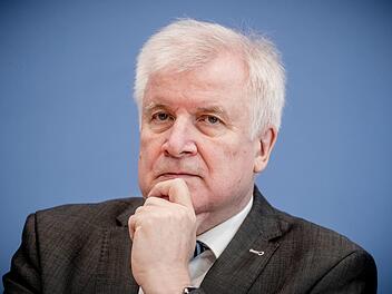 Seit Monaten in der Kritik: CSU-Chef Horst Seehofer sieht sich nach dem R&uuml;ckzug von Angela Merkel noch mehr Gegenwind ausgesetzt. Foto: Michael Kappeler/dpa