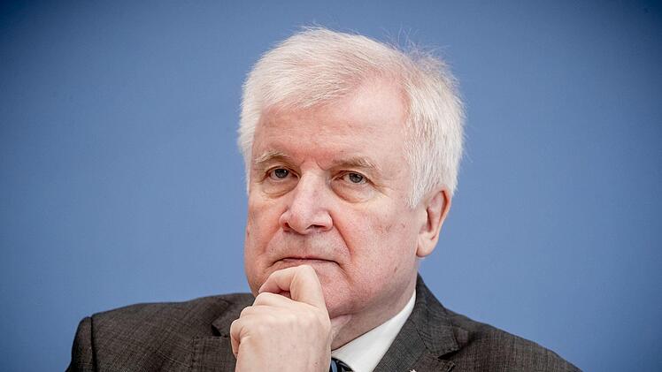 Seit Monaten in der Kritik: CSU-Chef Horst Seehofer sieht sich nach dem R&uuml;ckzug von Angela Merkel noch mehr Gegenwind ausgesetzt. Foto: Michael Kappeler/dpa