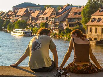 Ein herrlicher Platz für einen entspannten Sommertag in Bamberg: Von der Unteren Brücke aus hat man einen tollen Blick auf Klein-Venedig. Foto: Ronald Rinklef