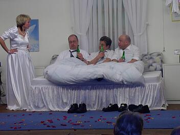 Die Theatergruppe Thundorf hat sich heuer in den Himmel begeben zu Petrus. Der Kartenvorverkauf findet am 2. Februar statt. Unser Archivfoto zeigt die Aufführung "Auf den Himmelswolken" vit Sabrina Bieber, Ansgar Gessner, Jürgen Schleier und Harald Papp  Foto: Philipp Bauernschubert