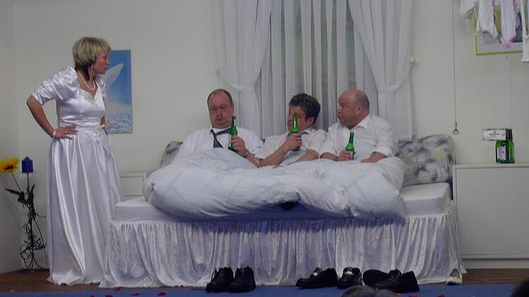 Die Theatergruppe Thundorf hat sich heuer in den Himmel begeben zu Petrus. Der Kartenvorverkauf findet am 2. Februar statt. Unser Archivfoto zeigt die Aufführung "Auf den Himmelswolken" vit Sabrina Bieber, Ansgar Gessner, Jürgen Schleier und Harald Papp  Foto: Philipp Bauernschubert