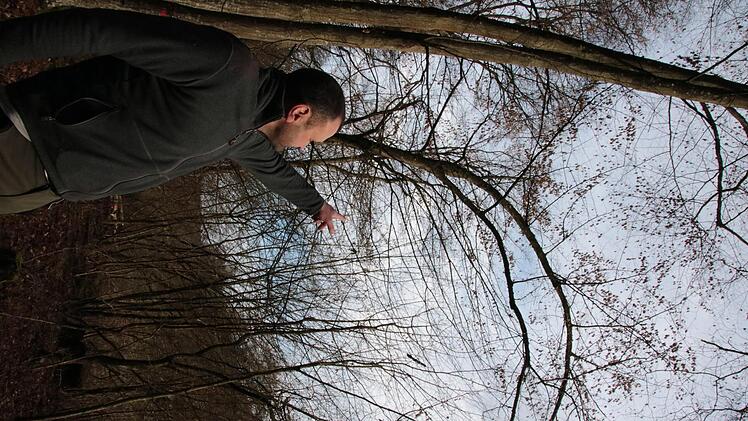 Förster Rainer Bräunig zeigt die krumm gewachsenen Bäume. Foto: Ralf Ruppert