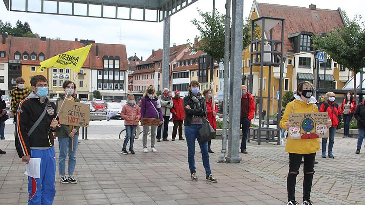 Knaoo 70 Demonstranten fanden sich auf dem Platz vor der Dr.-Stammberger-Halle ein. Foto: Sonny Adam