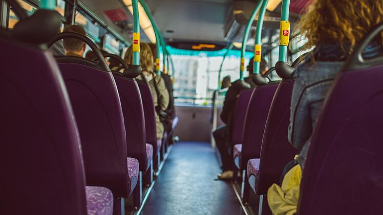 Reisebus mit Sch&uuml;lern kommt von Stra&szlig;e ab
