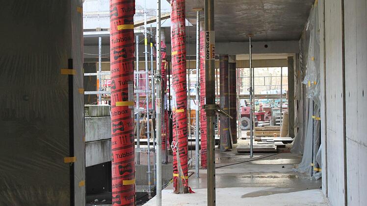 Blick von innen auf den Eingangsbereich.