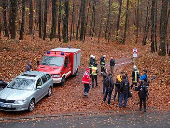 Medienvertreter durften am Nachmittag noch nicht zur Unglücksstelle vor. Foto: Rainer Lutz