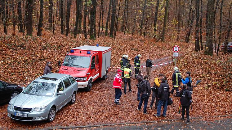 Medienvertreter durften am Nachmittag noch nicht zur Unglücksstelle vor. Foto: Rainer Lutz