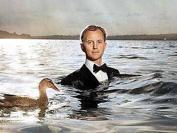 Max Raabe kommt nach Erlangen. Statt der Ente hat er das Palast-Orchester dabei. Foto: Gregor Hohenberg