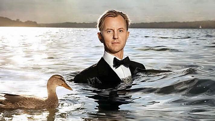 Max Raabe kommt nach Erlangen. Statt der Ente hat er das Palast-Orchester dabei. Foto: Gregor Hohenberg