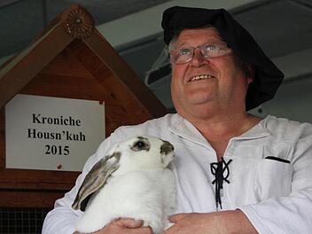 Arnold Nentwich ist stolz, dass seine "Lulu" die neue Housnkuh der Kronacher ist. Foto: Marco Meißner