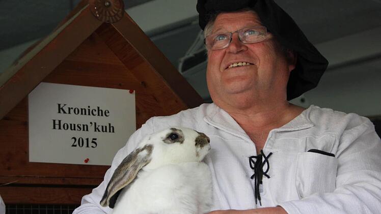 Arnold Nentwich ist stolz, dass seine "Lulu" die neue Housnkuh der Kronacher ist. Foto: Marco Meißner