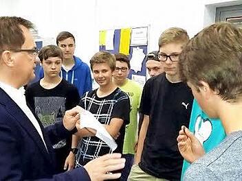 Karl-Herbert Ebert von der Firma Horst Scholz mit Schülern  Foto: privat
