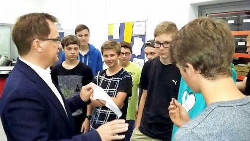 Karl-Herbert Ebert von der Firma Horst Scholz mit Schülern  Foto: privat