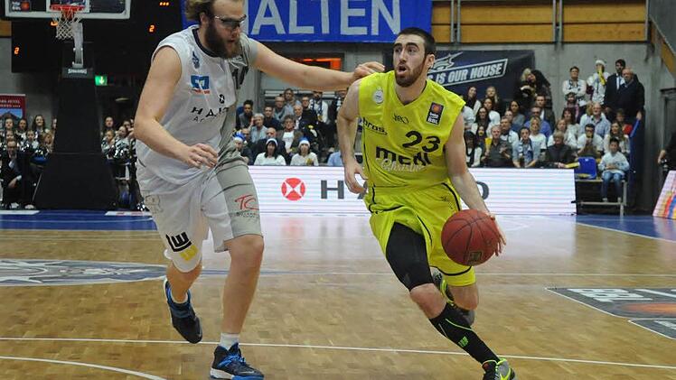 Jake Odum (rechts) gegen den Crailsheimer Matthew Stainbrook. Foto: Peter Mularczyk