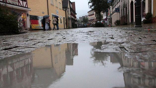 Die Hauptstra&szlig;e, f&uuml;r die Ausbaubeitr&auml;ge bezahlt werden sollten, ist bereits wieder marode. Foto: Josef Hofbauer