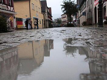 Die Hauptstraße, für die Ausbaubeiträge bezahlt werden sollten, ist bereits wieder marode. Foto: Josef Hofbauer